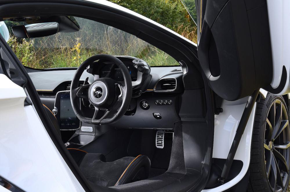 McLaren Artura interior