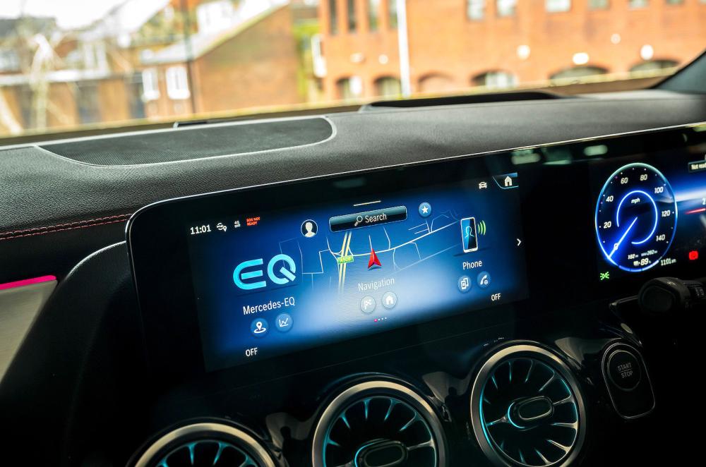 Mercedes EQA interior infotainment