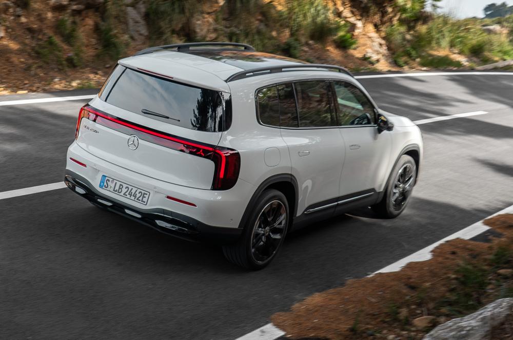 Mercedes GLB driving rear right