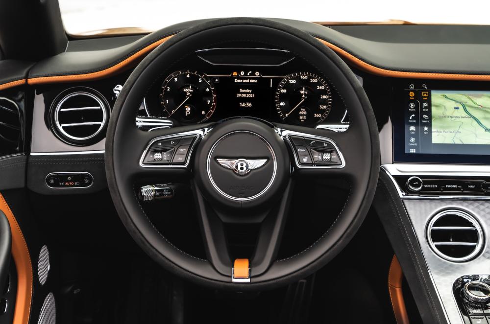 Bentley Continental GT Convertible 2022 interior dashboard