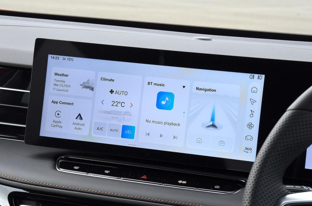 MG HS infotainment touchscreen