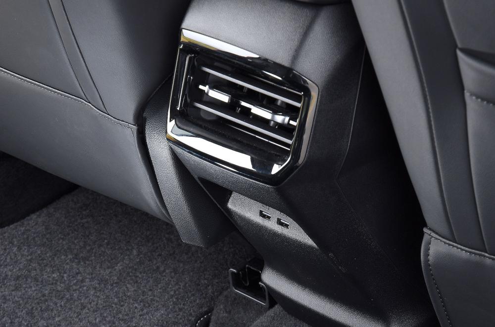 MG HS rear interior detail