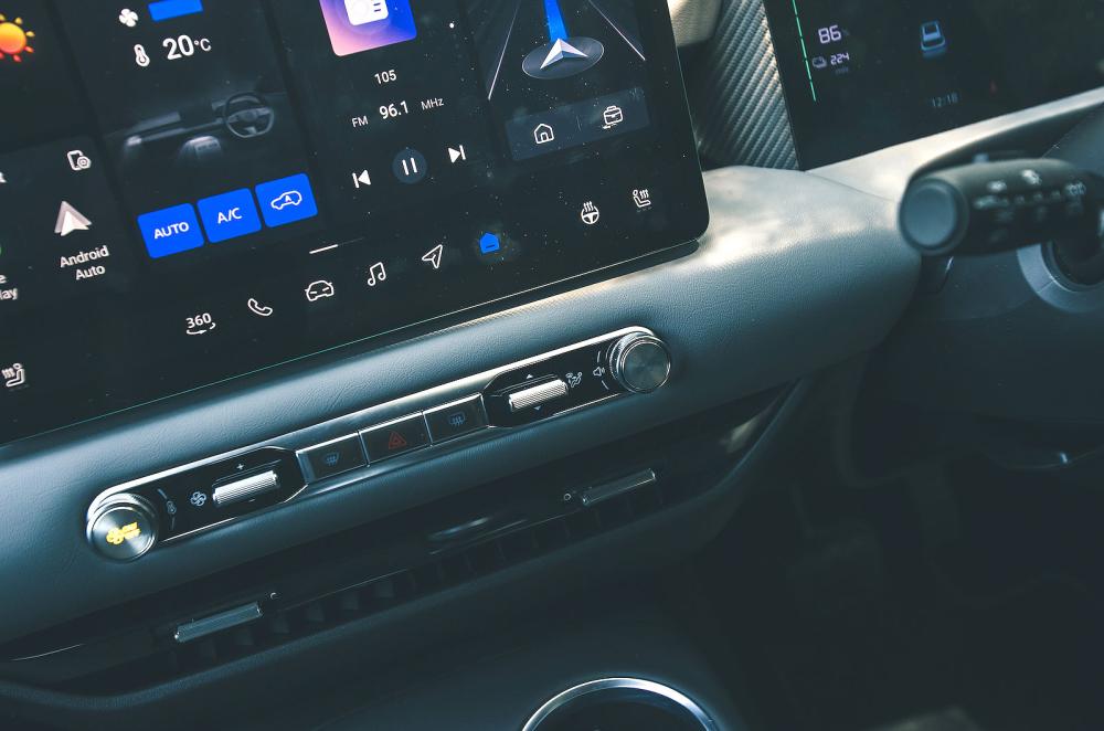 MG S5 EV interior controls