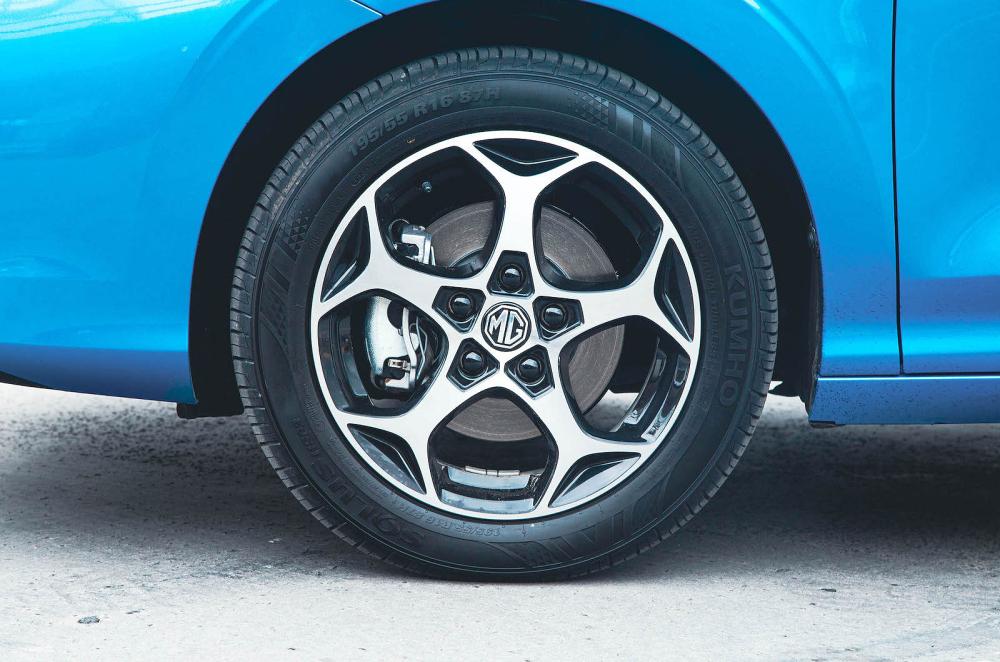 Blue MG3 alloy wheel detail