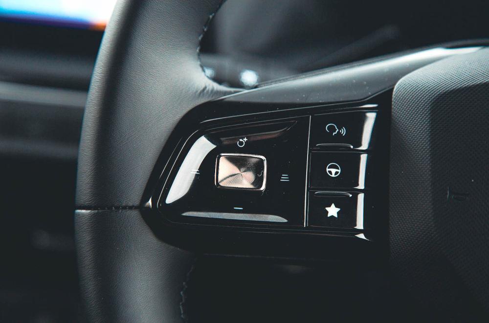 MG3 interior steering wheel detail