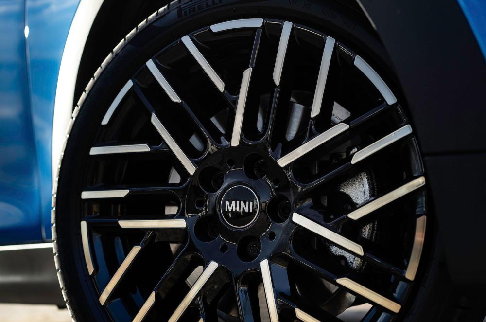 Mini Cooper 5 Door alloy wheel detail