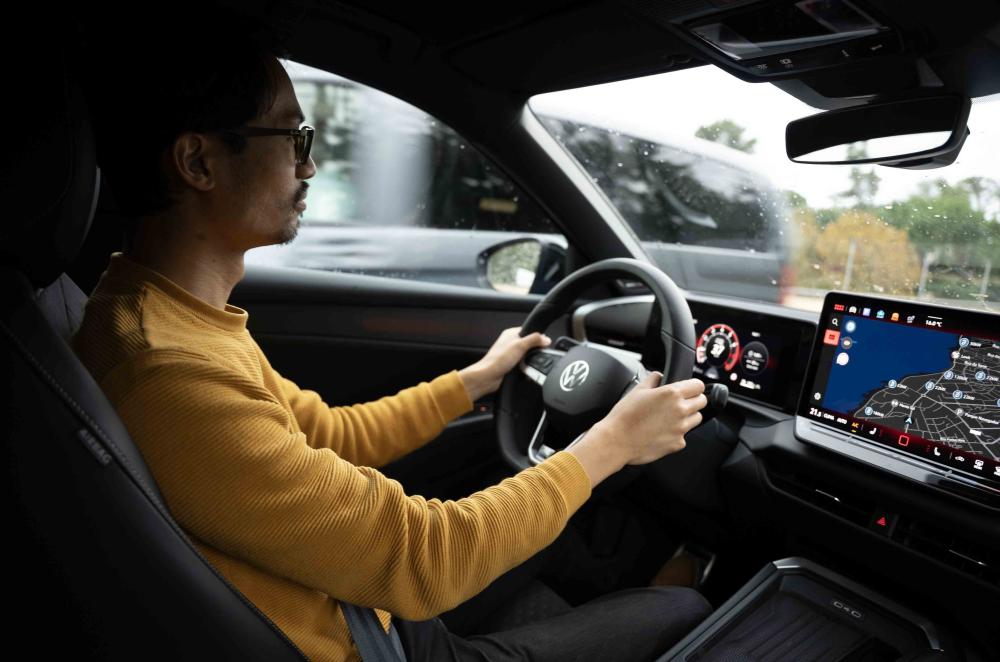 Volkswagen T-Roc Lawrence Cheung over-the-shoulder interior