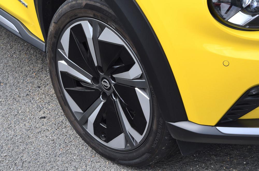 Nissan Juke alloy wheel