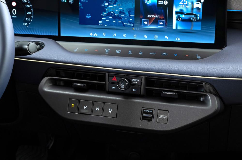 Nissan Leaf interior controls