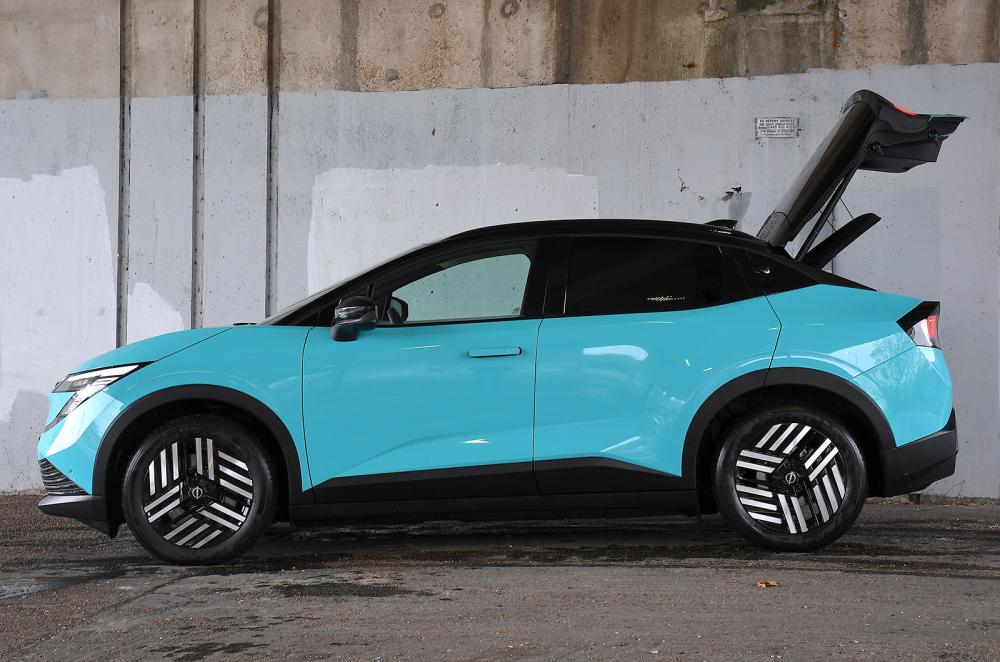 Nissan Leaf static side boot open