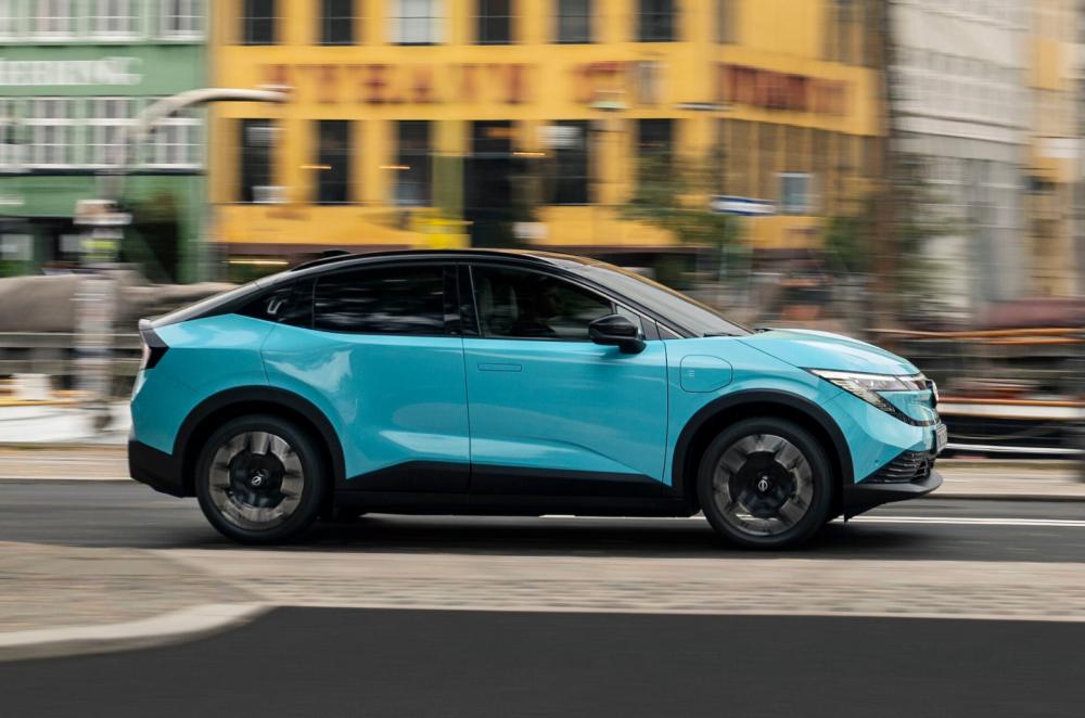 Nissan Leaf driving right