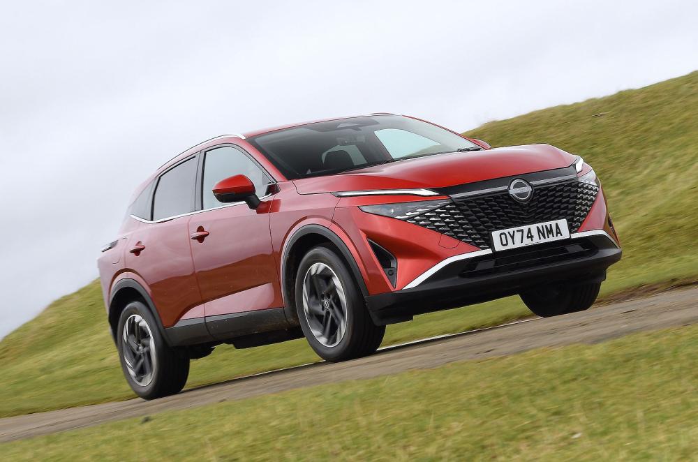 Nissan Qashqai front right driving