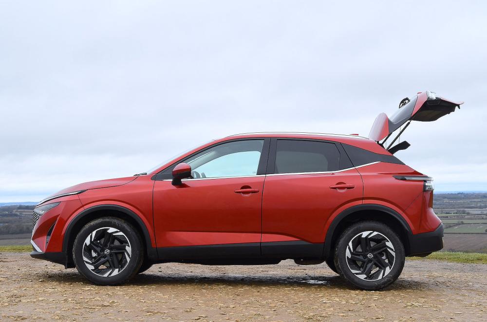 Nissan Qashqai left static boot open