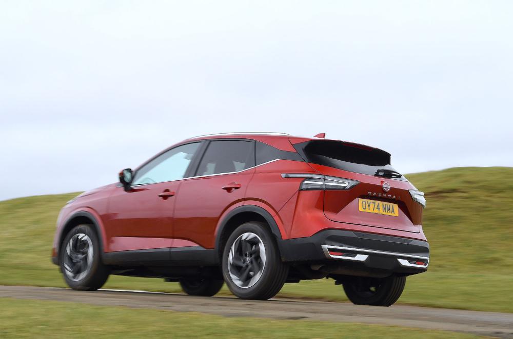 Nissan Qashqai rear left driving