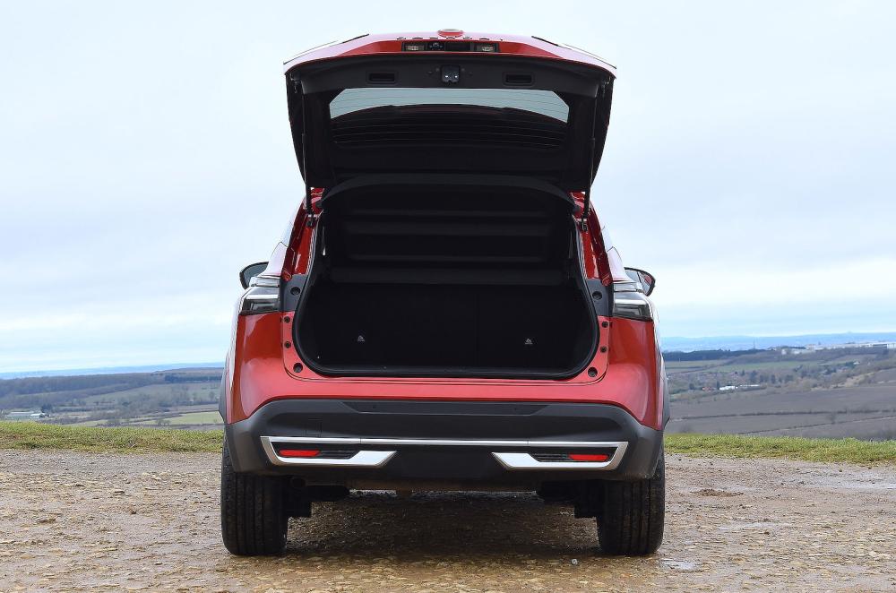 Nissan Qashqai rear static boot open