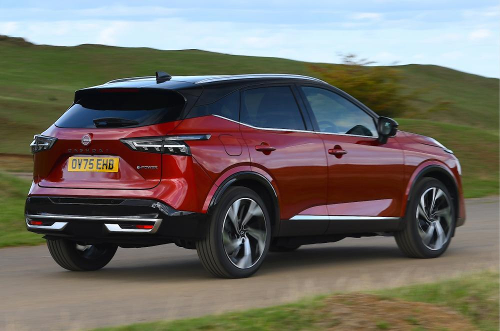 Nissan Qashqai driving rear right