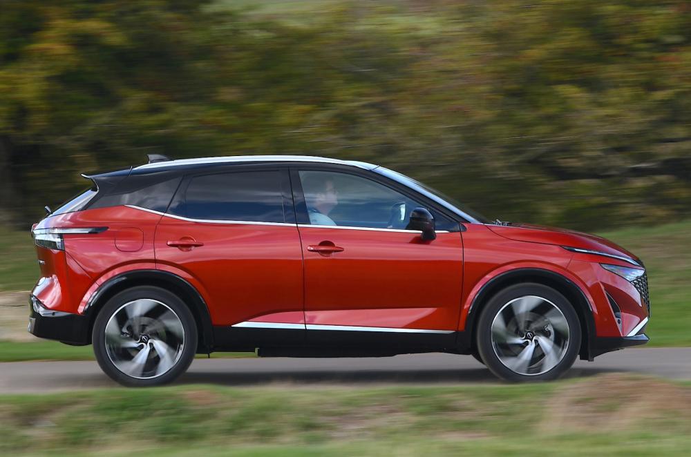 Nissan Qashqai driving right