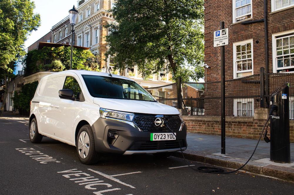 Nissan Townstar EV front right static charging
