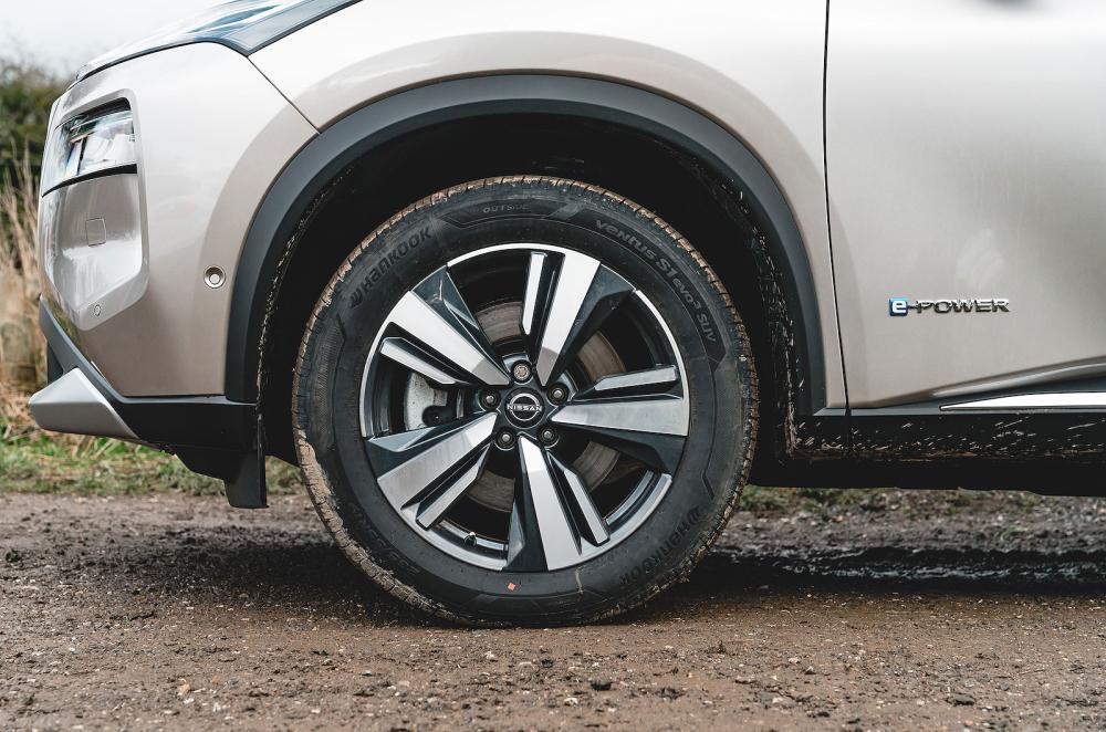 Nissan X-Trail alloy wheel detail