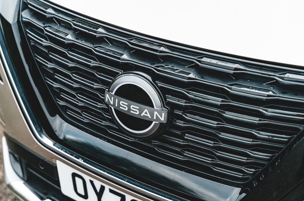 Nissan X-Trail grille detail
