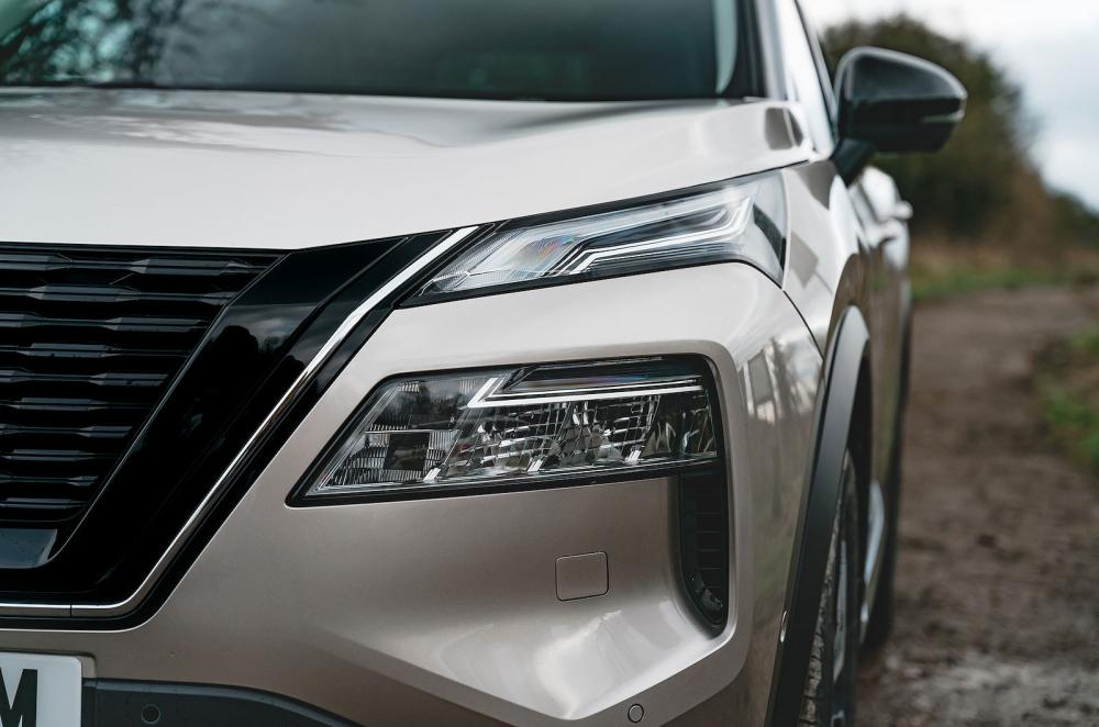 Nissan X-Trail headlights detail