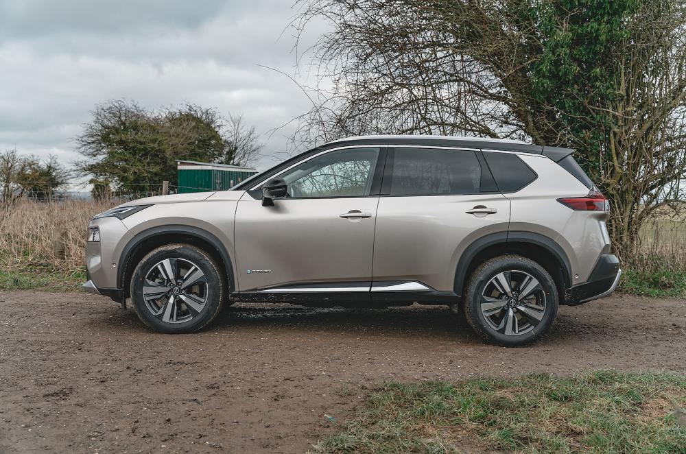 Nissan X-Trail left static