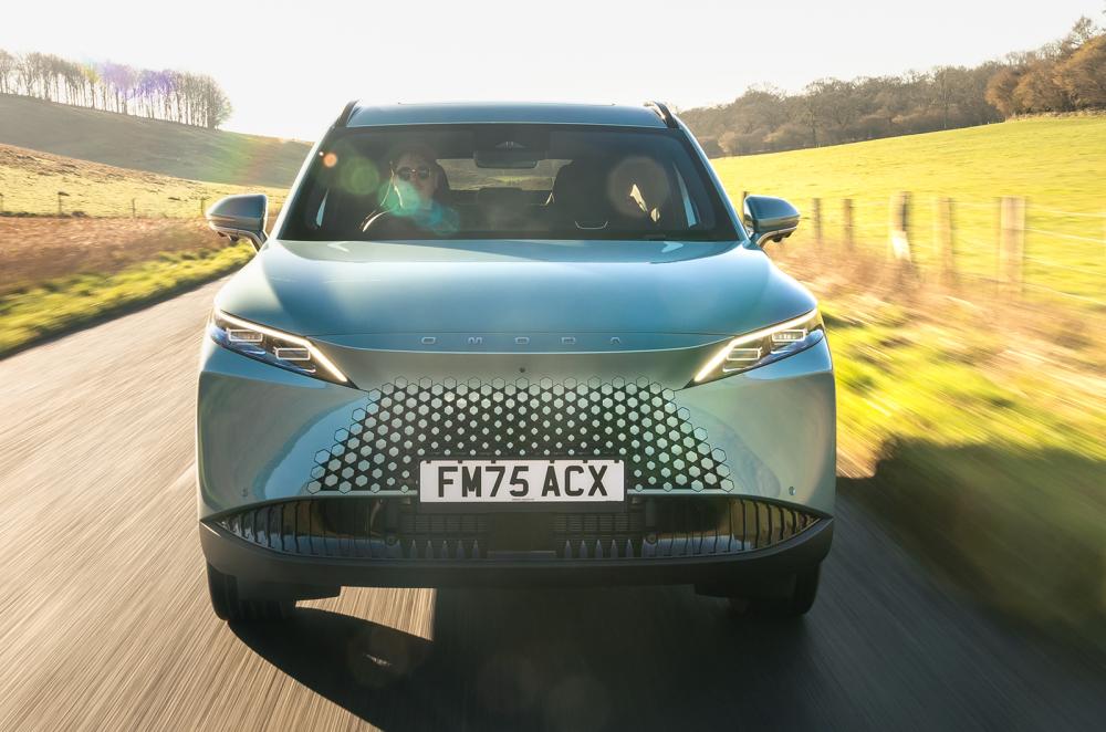 Omoda 7 driving front