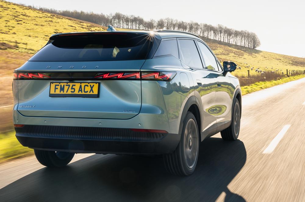 Omoda 7 driving rear right