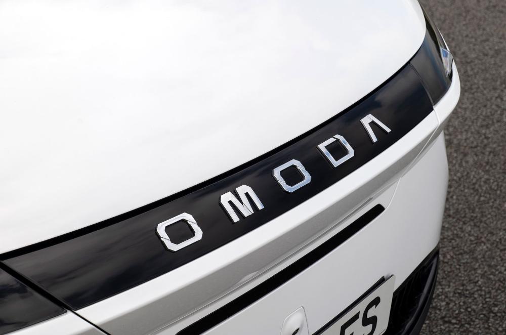 Omoda E5 front badge