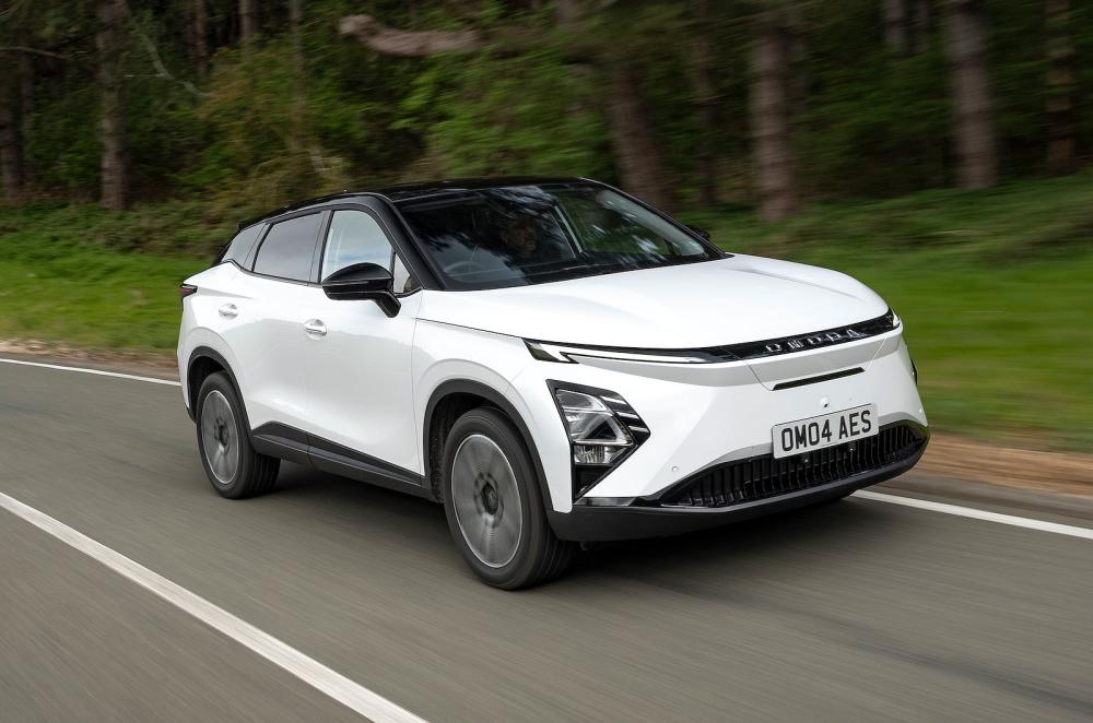 Omoda E5 front right driving