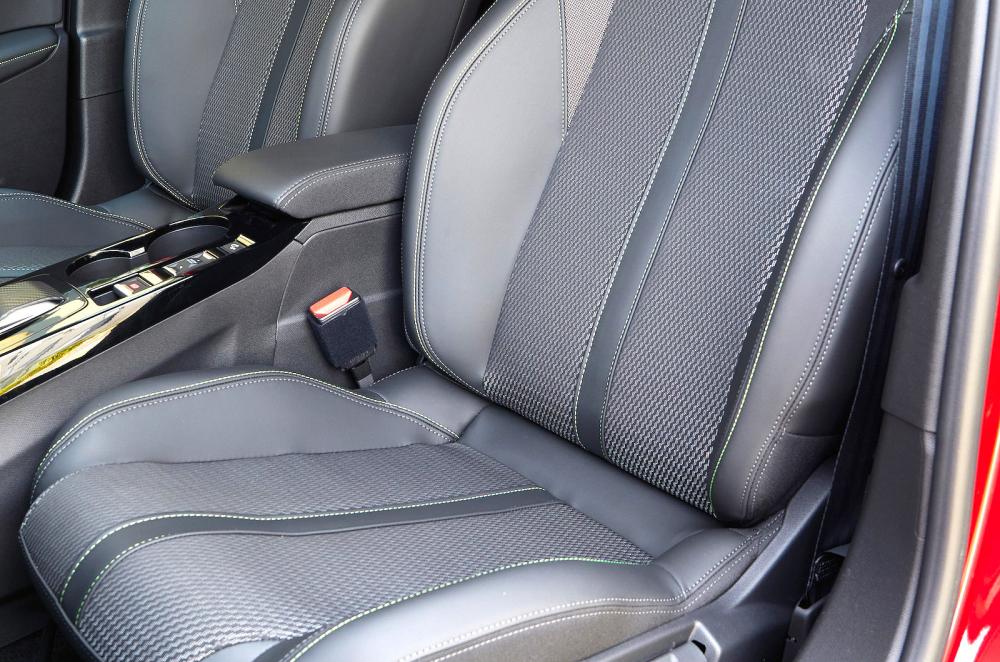Peugeot 2008 front seats