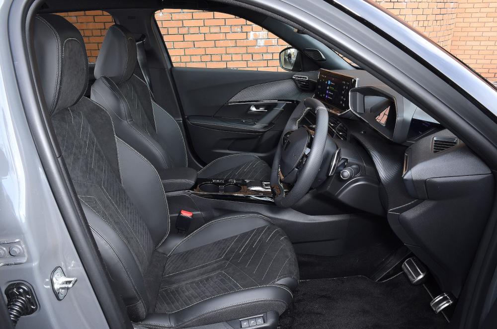 Peugeot 2008 front seats