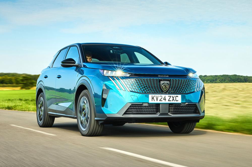 Peugeot 3008 front right driving