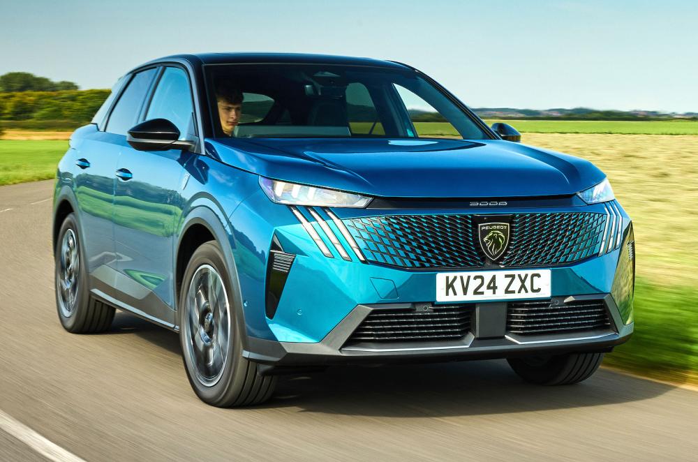 Peugeot 3008 front right driving