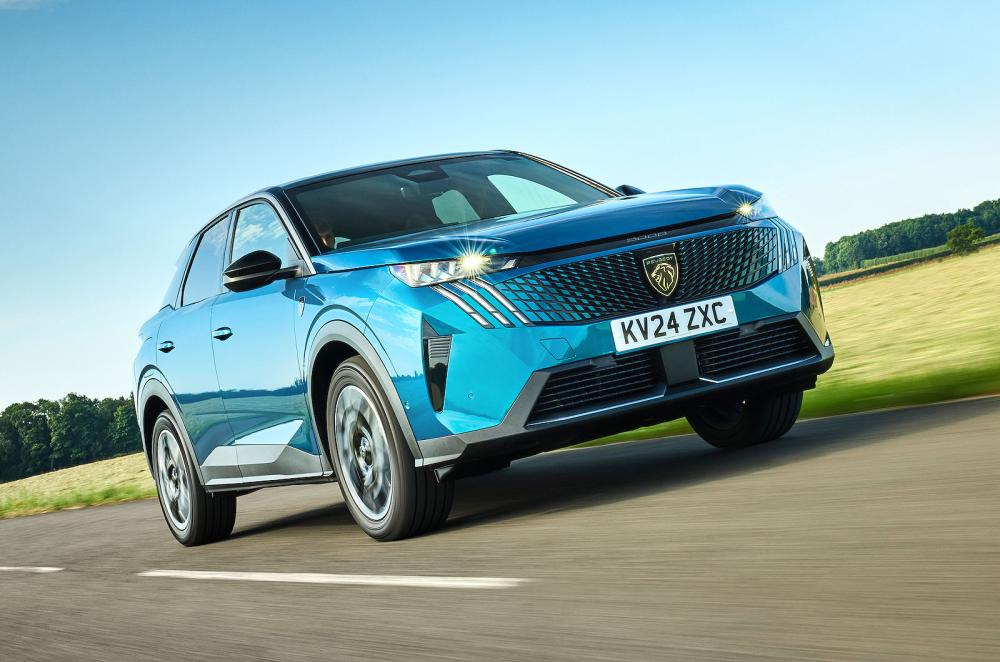 Peugeot 3008 front right driving