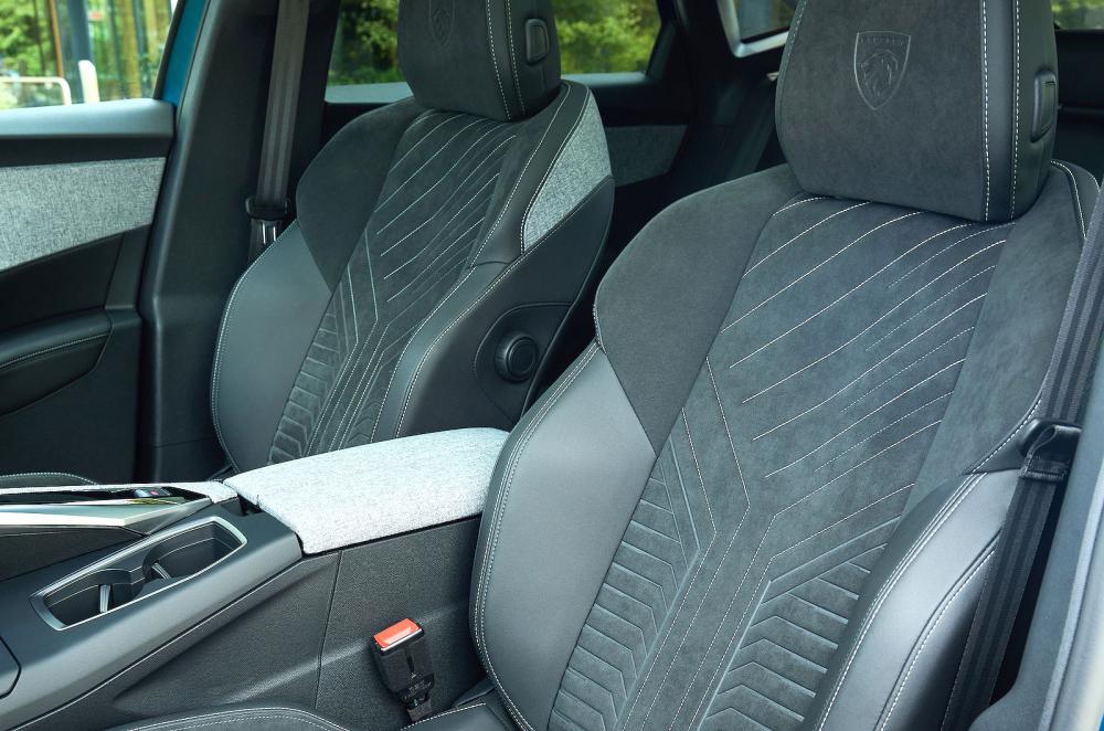 Peugeot 3008 front seats