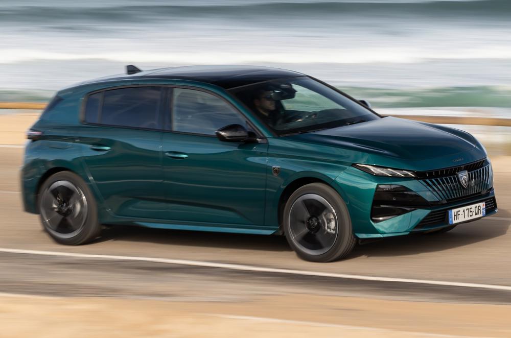 Peugeot e-308 driving front right