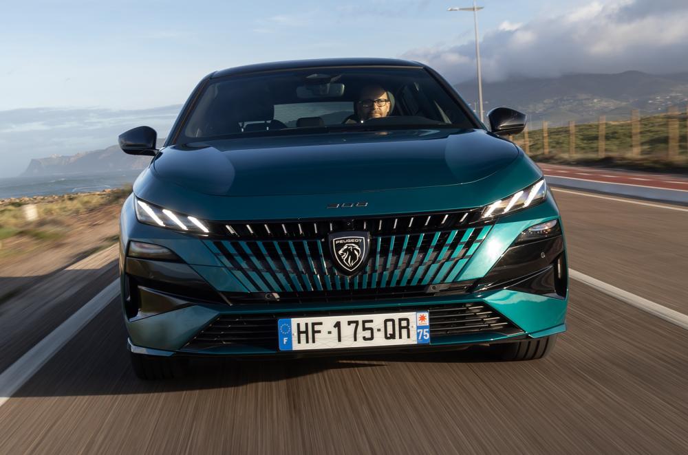Peugeot e-308 driving front