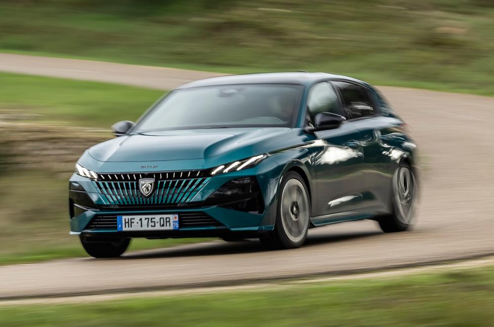 Peugeot e-308 front cornering