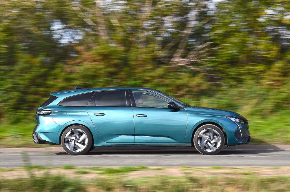 Peugeot 308 SW right driving