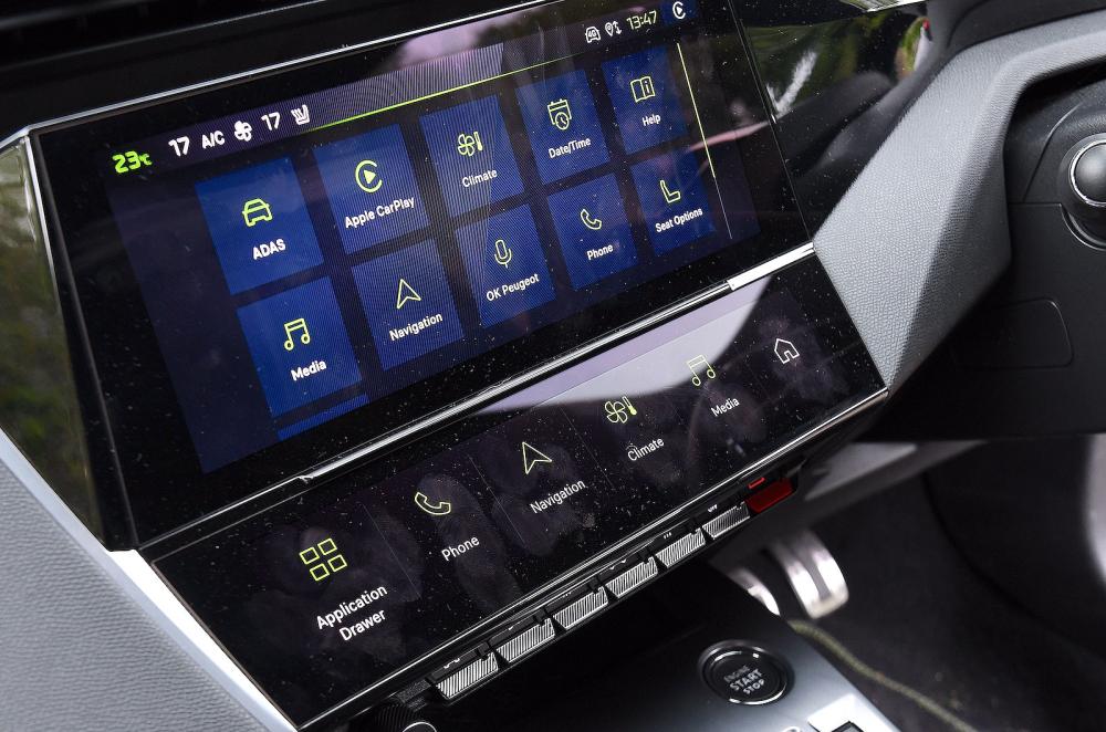 Peugeot 408 infotainment touchscreen