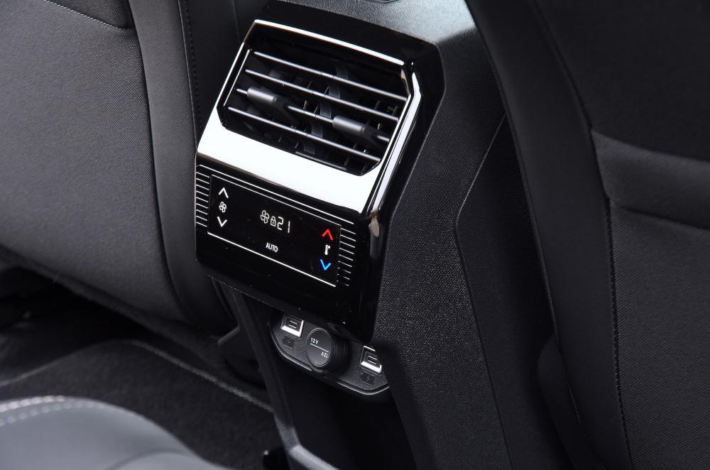 Peugeot 5008 rear interior vent