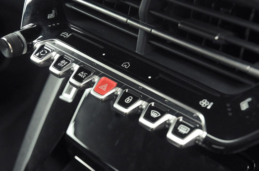 Peugeot e-2008 interior air-con controls