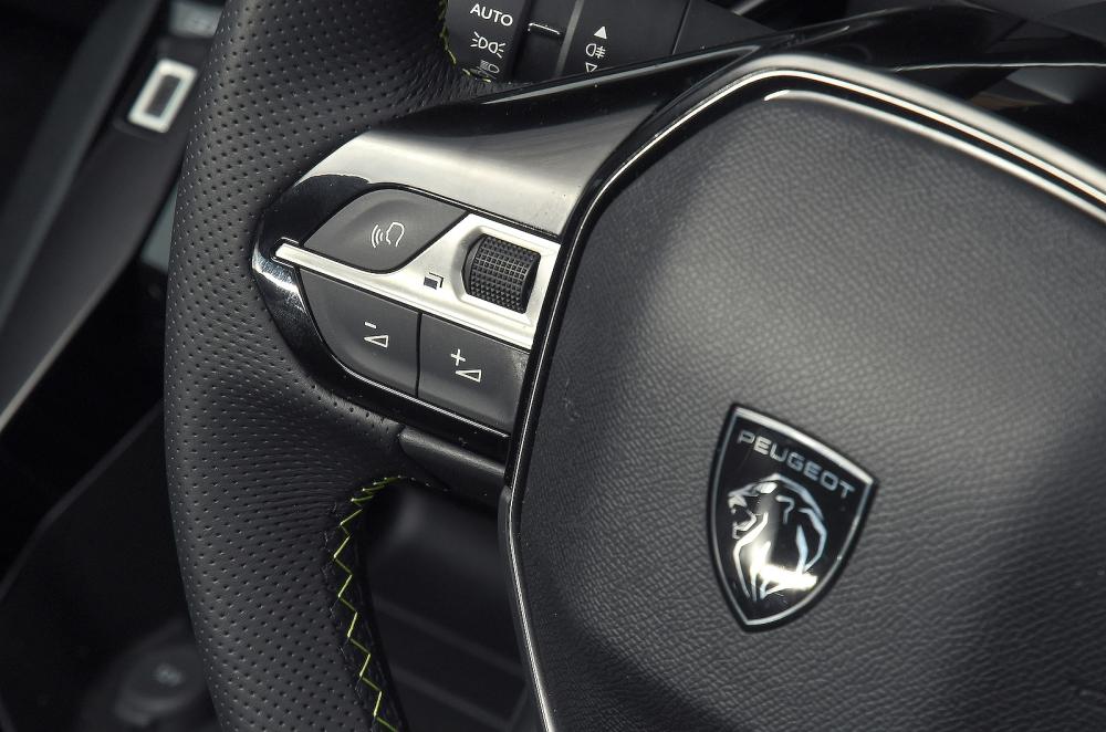 Peugeot e-2008 interior steering wheel detail
