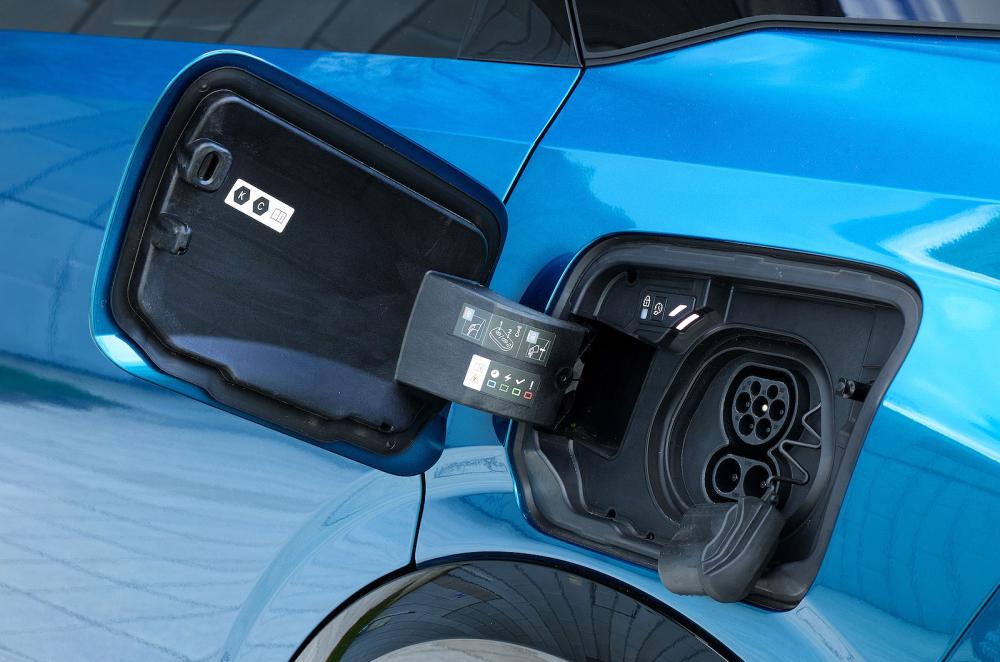 Peugeot E-3008 charging socket