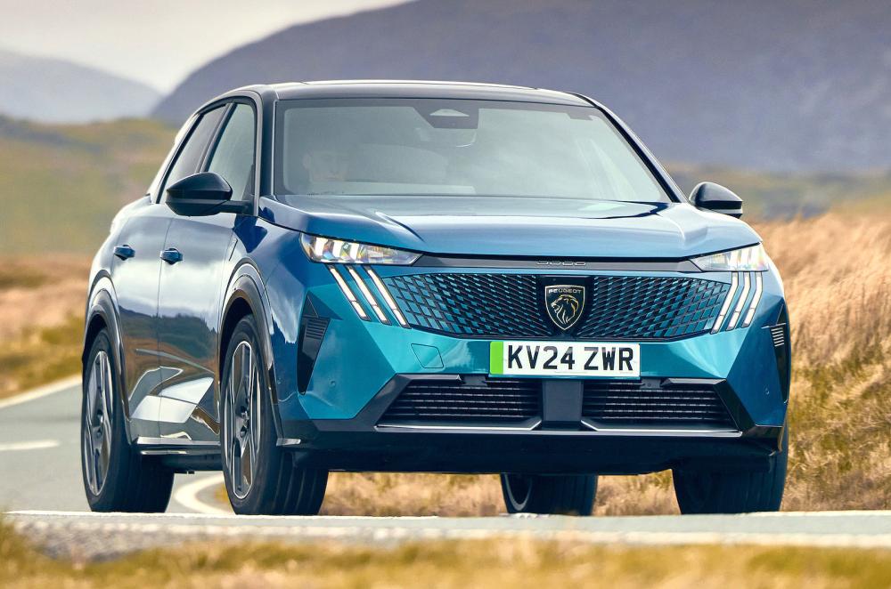 Peugeot E-3008 front cornering