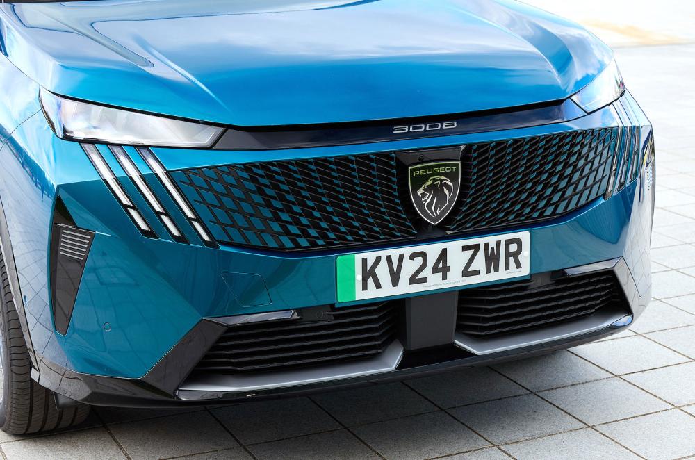 Peugeot E-3008 front detail