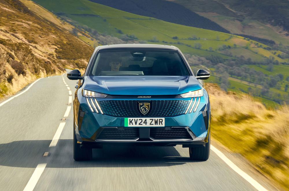 Peugeot E-3008 front driving