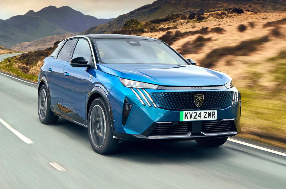 Peugeot E-3008 front right driving