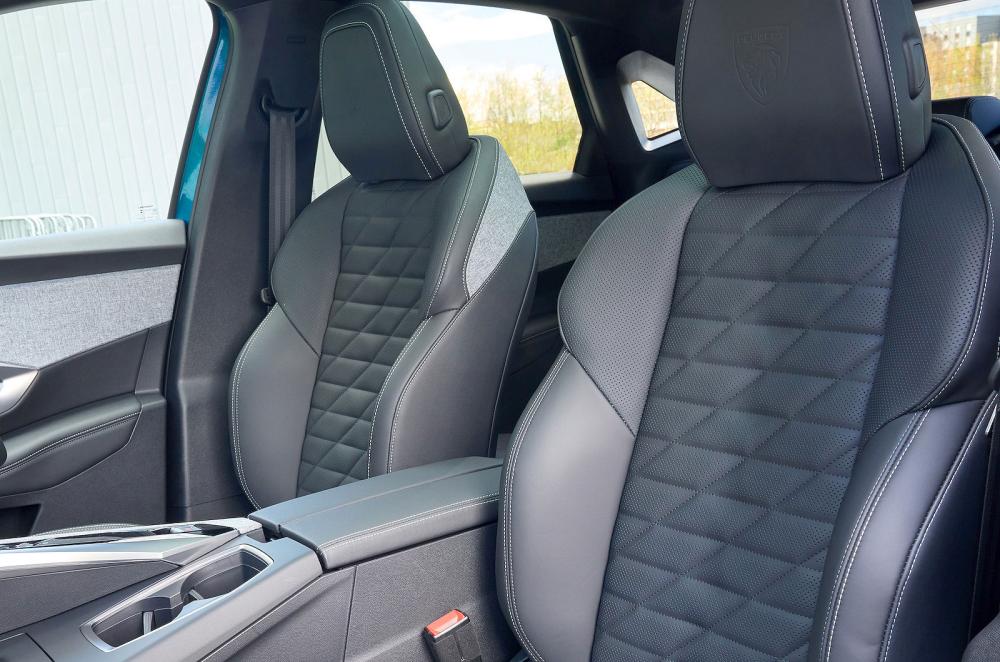 Peugeot E-3008 interior front seats